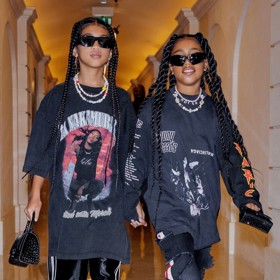 Naopak North West (vpravo) neváhá sahat do šatníku po extravagantních a hodně drahých kouscích. I díky tomu se nejspíš stala nejvyhledávanější dětskou módní ikonou na Googlu.