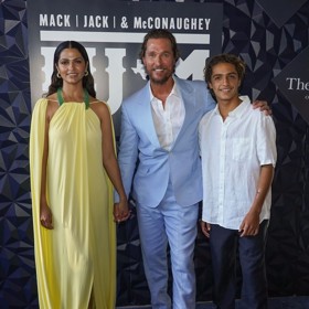 Syn Levi (vpravo) se vedle sportu zajímá také o hudbu. Od loňského roku navíc dostal od rodičů svolení publikovat na sociálních sítích. Možná se tak rodí nový influencer... Anebo kuchař a filantrop. Levi totiž v jednom z prvních postů ukázal, jak vaří pro bezdomovce v dobročinné pařížské restauraci Refettorio Paris. Zde připravují výživné pokrmy z přebytečných potravin, které by se jinak vyhodily.