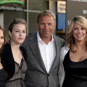 Ani druhé manželství Kevinu Costnerovi nevyšlo. S návrhářkou kabelek Christine Baumgartner byl ženatý 18 let, pořídili si tři děti a loni se za hodně dramatických okolností rozvedli. Říkalo se, že i na jejich rozchodu má jistou zásluhu hercova nevěra. Na snímku z roku 2007 hercovy dcery z prvního manželství Annie a Lily, Kevin Costner a Christine Baumgartner.