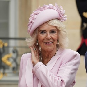 Zvláštní pozornosti se královně Camille dostalo při předloňské státní návštěvě Francie, kde byla za opravdovou dámu. Zasloužil se o to i něžně růžový model od její další oblíbené návrhářky Fiony Clare.