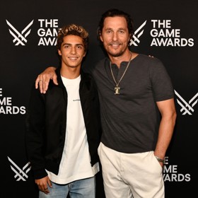 Otce a syna McConaugheyovi pojí už na první pohled prakticky identická vizáž.