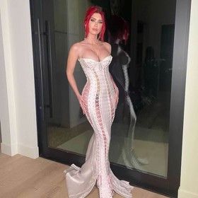 Naopak Megan Fox jede striktně zdravý jídelníček. Ono po třech dětech a se čtvrtým na cestě není udržení štíhlé postavy žádná procházka růžovou zahradou.