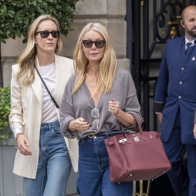 Herečka Gwyneth Paltrow (52) sází na jędnoduchost klasického širokého střihu, nebojí se ale viditelně zkrátit nohavice. Dovolit si to můžete pouze, když disponujete podobně drobnou postavou jako tato křehká blondýnka. Jinak nechte nohavice splývat až k zemi, jedině tak dosáhnete nejlepšího prodlužujícího efektu.