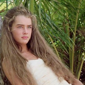 Neobvykle krásná Brooke Shields se proslavila filmem Modrá laguna, kde měla jako čtrnáctiletá velmi odvážné scény. V osmdesátých letech byla kvůli tomu označována za lolitku.