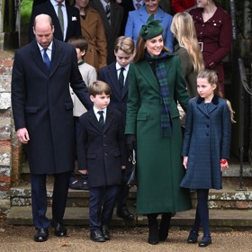 Princezna Charlotte v elegantním kabátu na vánoční mši v Sandringhamu.