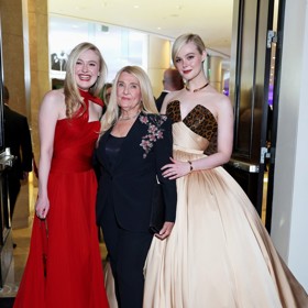 Herecké sestry Dakota a Elle Fanningovy si na Zlaté glóby přivedly babičku.