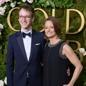 Herečka Jodie Foster se na Zlatých glóbech pochlubila synem Kitem. Mladý muž jako by jí z oka vypadl.