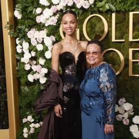 To herečka Zoe Saldaña si pro svůj velký večer, kdy získala Zlatý glóbus za nejlepší ženský herecký výkon ve vedlejší roli, vybrala za společnici malinkatou maminku Asalii Nazario.