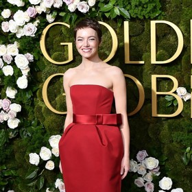 K rudé róbě Louis Vuitton si nechala střihnout sexy pixie cut, který v její podání temně rudé barvy vlasů krásně vynikl.