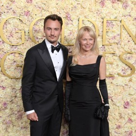 Syna Brandona představila přítomným fotografům také herečka Pamela Anderson. Vyrostl z něj skutečný fešák.