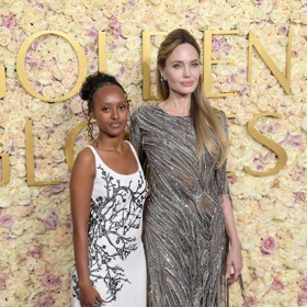 Šestinásobné mámě Angelině Jolie dělala tentokrát společnost nejstarší adoptivní dcera Zahara. S herečkou se hezky sladila stříbrným motivem na bílých šatech.