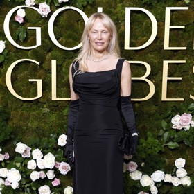 Pamela Anderson na letošním předávání Zlatých glóbů. Make-up prakticky nulový, zato diamantové šperky a šaty luxusní značky v ceně desetitisíců až milionů. I tak se dá poutat pozornost.