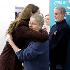 Při setkání s pacienty se Kate jen stěží ubránila slzám. A také se rozpovídala o tom, jak těžká pro ni léčba rakoviny byla.