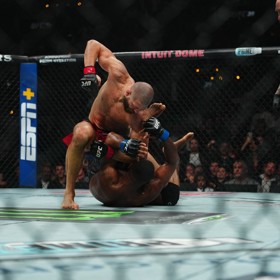 Jiří Procházka v souboji s Jamahalem Hillem na UFC 311.