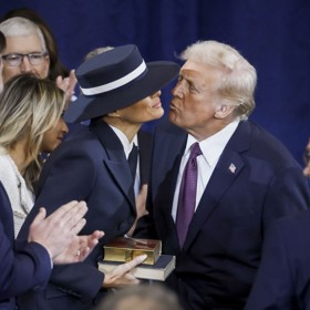 Melanie Trump při druhé inauguraci Donalda Trumpa uhnula polibku svého muže.