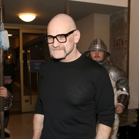 Herec Ján Jackuliak dorazil se šrámy na obličeji.