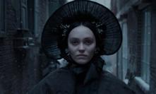 Lily-Rose Depp stoupá nahoru.