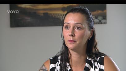 FOTO: Veronika při čtení manuálu.