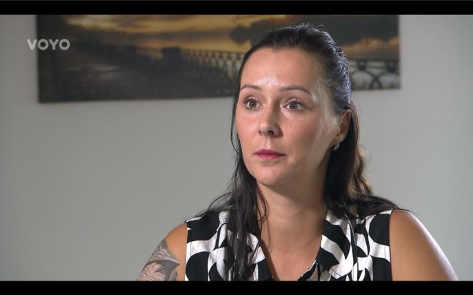 FOTO: Veronika při čtení manuálu. – stránka 283