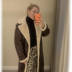 Outfitu týdne tentokrát dominuje hit jménem shearling coat, nebo chete-li hezky postaru dubeňák. Kožešinový skvost vyniká výhřevností a zjevně si poradí i s elegantním outfitem.