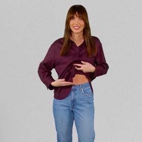 Pro první outfit stylistka Nikola Marková vybrala kalhoty s vyšším pasem a košili. 