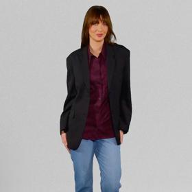 K outfitu s košilí můžete přidat vypasované sako.