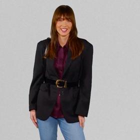 Nebo oversize sako, kterému dodáte tvar páskem, jenž vytvoří siluetu přesýpacích hodin. 