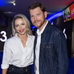 David Švehlík a Vendula Švehlíková tvoří harmonický pár. A týká se to i jejich perfektně sladěných outfitů. My jsme se inspirovali a  porozhlédli se v obchodech, kde bychom našli podobné denimové kousky, jako oblékli manželé Švehlíkovi.