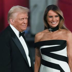 První dáma ozdobila model luxusní diamantovou broží na elegantním širokém chokeru.