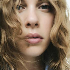 Mladá módní generace velí nechat perly třeba jen tak ležérně vykukovat. I kdyby se měla blýsknout jen jediná perlička, stojí to za to. (Mango)