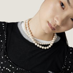 Dvě řady perel mohou ozdobit nejjednodušší tričko a mikinu. (Miu Miu)