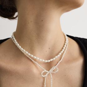 Je možné nosit jich také více pohromadě. Jde to tímto decentní způsobem, který k sobě ladí dvě velikosti sladkovodních perliček i roztomilý detail v podobě mašličky. (Reserved)