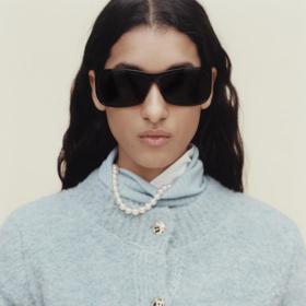 Rolák a perly? Známe je nošené jinak, tento způsob, kdy jen ležérně vykukují, je ale velmi hravou novinkou současné generace. (Mango)