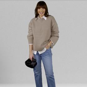 Jak vidíte, oproti první fotce, stačí přidat košili pod svetr, povytáhnout rukávy a hned je ze svetru s džínami slušivý outfit. 