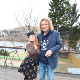 Herečka Bára Štěpánová dorazila s manželem Miroslavem Barabášem.