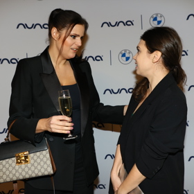 Ornella Koktová se baví s Denisou Pfauserovou.