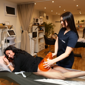 Heidi Janků na maderoterapii. 