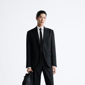 Dress code Business formal pro muže znamená oblek. (Zara)