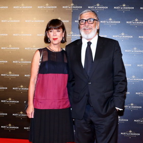 Ukážeme si nejprve páry, které jsou skvělým příkladem pro dress code Cocktail. Manželé Bartoškovi na červeném koberci. 