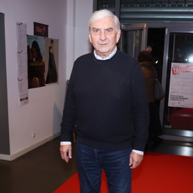 Herec Miroslav Donutil je skvělým příkladem pro muže, jak se oblékat po sedmdesátce a neztrácet eleganci ani švih.