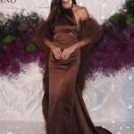 Za noblesní dámu byla také modelka Nikol Švantnerová, která vynesla okouzlující hnědou saténovou róbu od návrhářského dua Poner. Nechybělo ani boa z jemného peří v kávové barvě šatů.