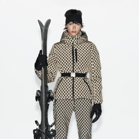 Lyžařský set z módního řetězce Zara má vše, co pro lyžování potřebujete. Kalhoty střihu flare, 2 299 Kč, bunda s páskem, 4 299 Kč