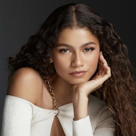 Zpěvačka a herečka Zendaya prezentuje trendy účes pojmenovaný pomořské panně v nové kampani kosmetické značky Lancome.