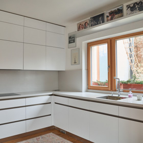 Kuchyň u manželů Salákových je prostorná a zařízená prakticky a účelně