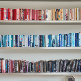 Knihy v knihovně jsou nápaditě seřazené podle barev.