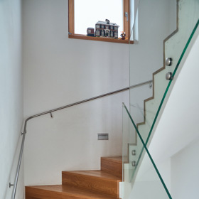 Pohled na schodiště do patra, kde jsou ložnice a dětské pokoje.