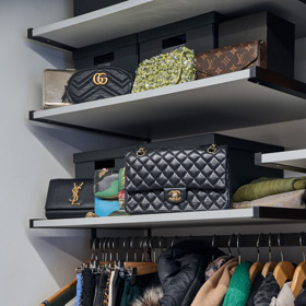 Na pravé straně je místo na kabáty, boty a doplňky