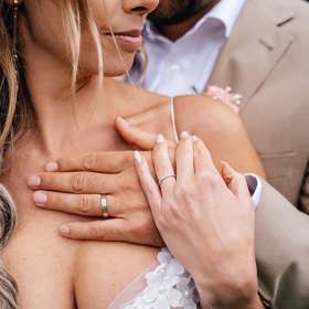 Takhle vypadají v detailu jejich snubní prstýnky.