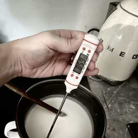 Mléko jsme úspěšně ohřáli na 85 °C, těsně pod bod varu, a eliminovali jsme tedy případná zdravotní rizika. Zlepší také výslednou konzistenci jogurtu.