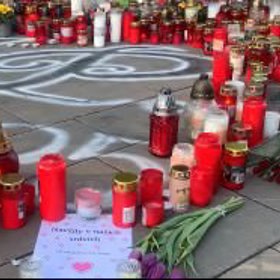 Dojemná pieta pro Elišku a Ivetu.